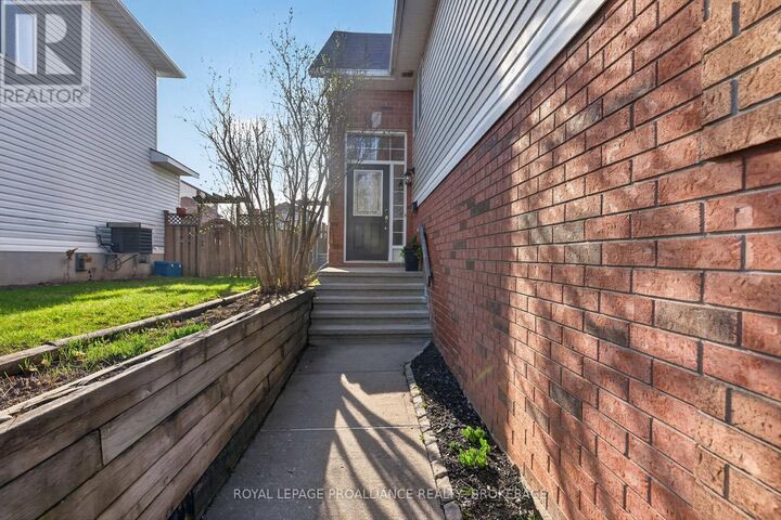 Property Photo: 1402 Thornwood Crescent ON K7P 3B6