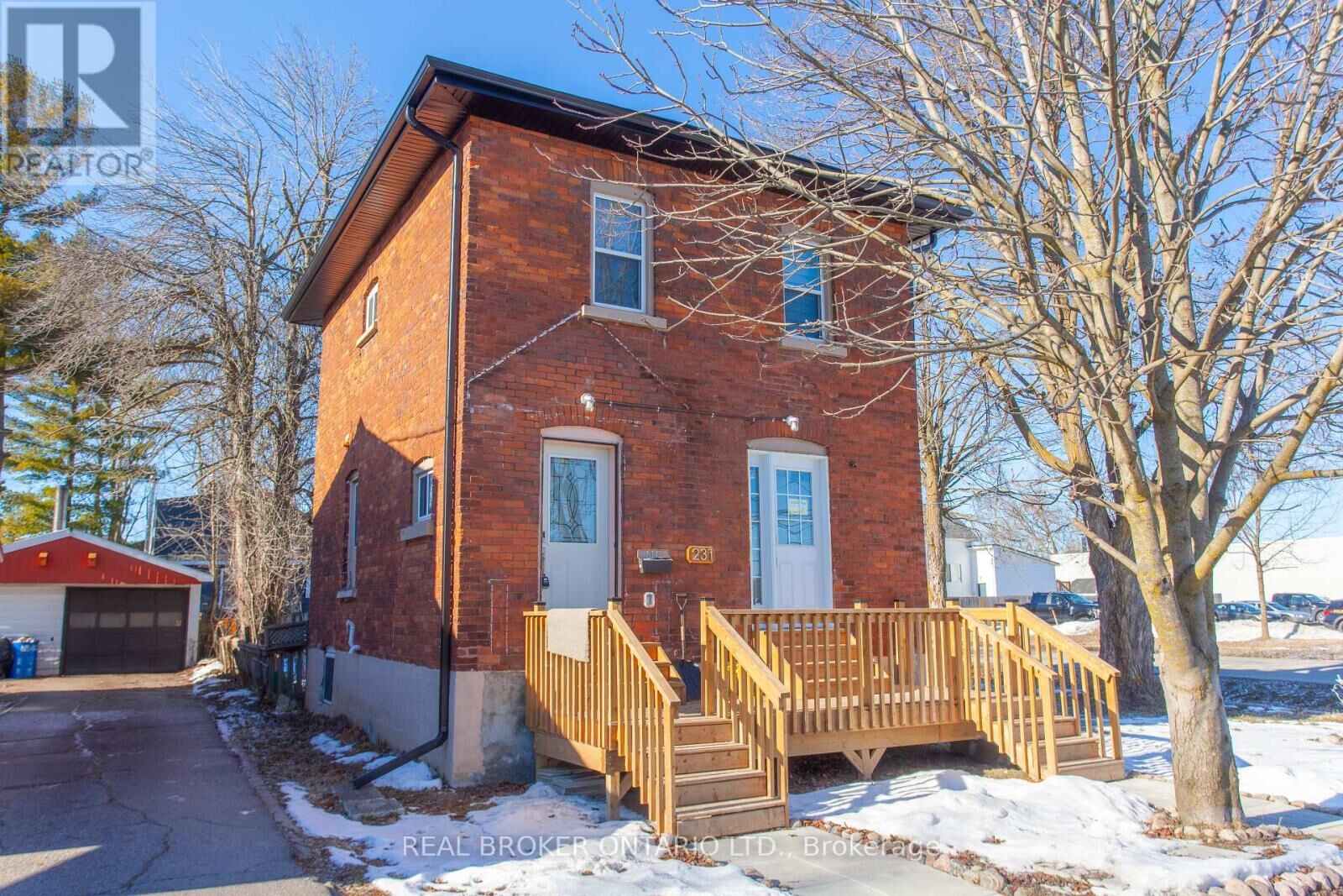 Property Photo:  231 Front Street South Upper  ON L3V 4T1 