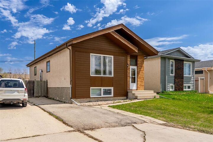 Property Photo:  222 Weitzel Street  MB R2R 2M7 