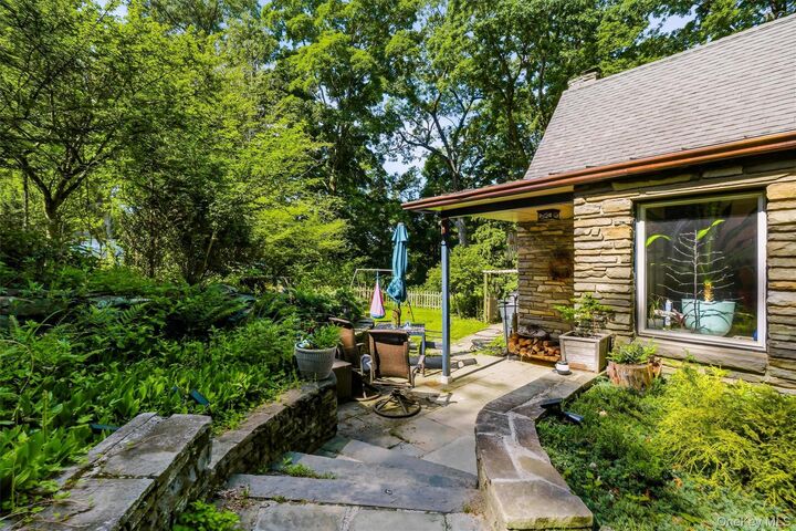 Property Photo:  4 N Ledge Loop  NY 10520 