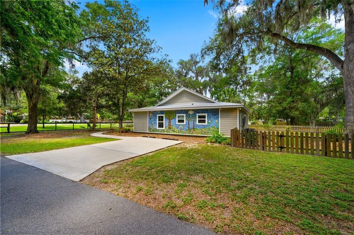 Property Photo: 2620 NW 31st Avenue FL 32605