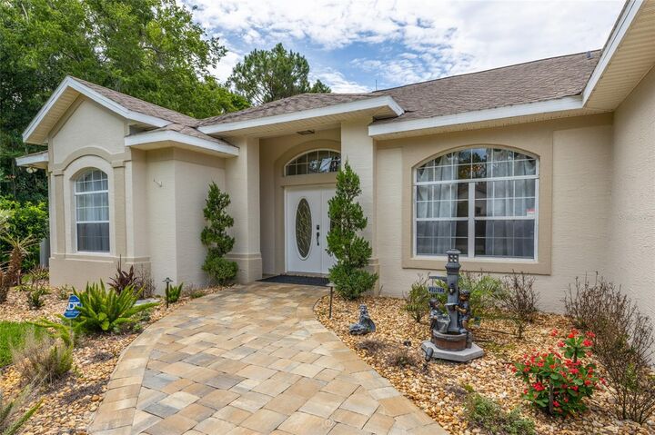 Property Photo: 2 Felton Place FL 32137