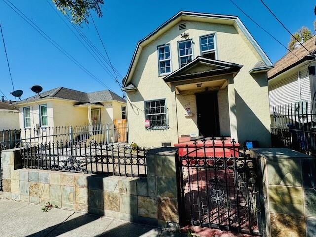 Property Photo:  227 15th Street  CA 94801 