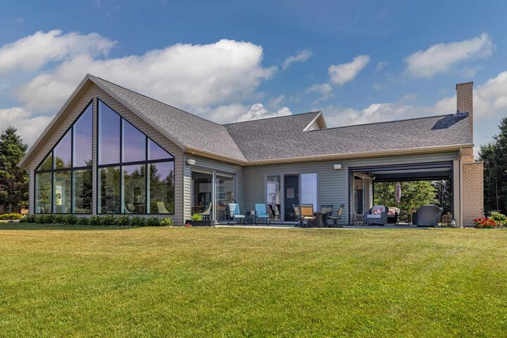 131 Bayview Drive — photo 1