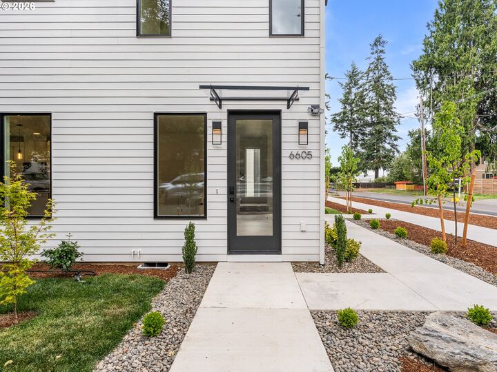 Property Photo: 6605 N Seneca St OR 97203