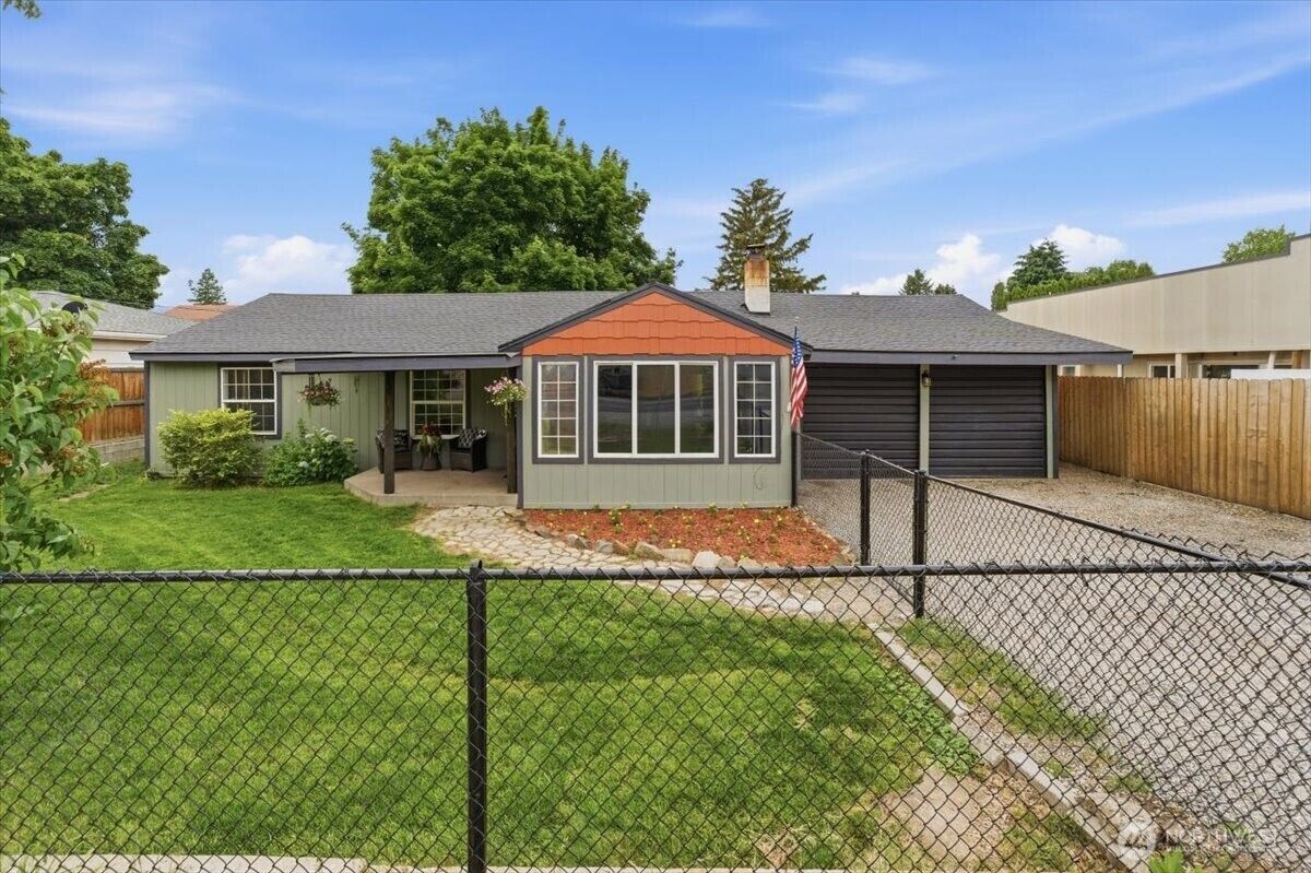 Property Photo: 348 N Kentucky Avenue WA 98802