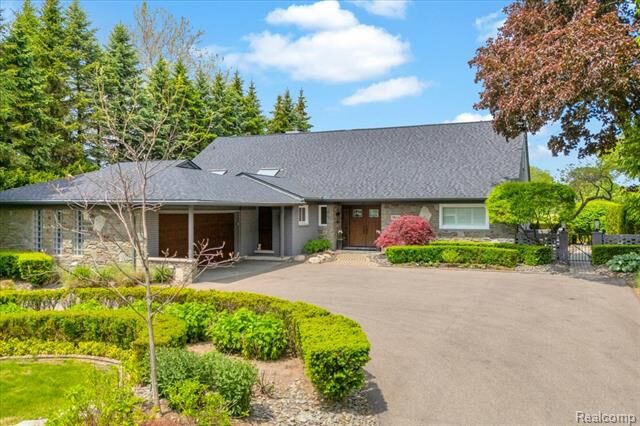 Property Photo: 3816 W Maple Road MI 48301