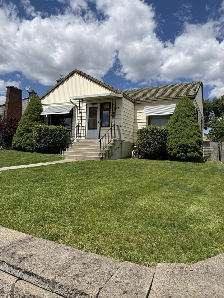 Property Photo:  327 E Garland Ave  WA 99207 