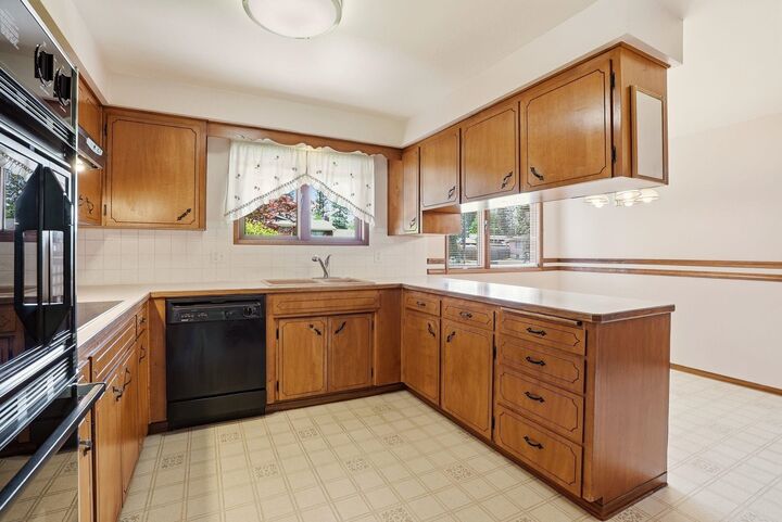 Property Photo: 208 W Cascade Way WA 99208