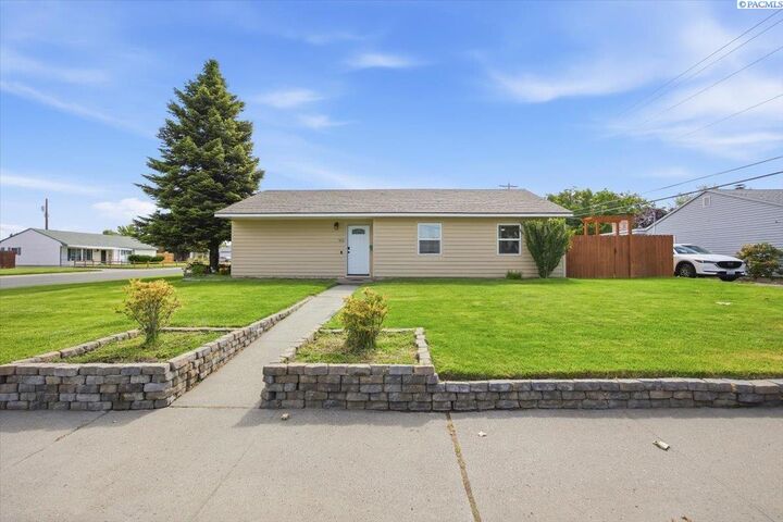 Property Photo: 912 Cottonwood Drive WA 99352