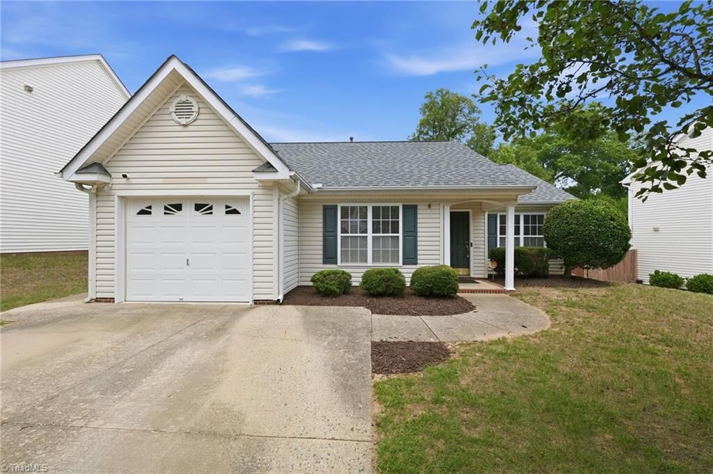 Property Photo:  7 Bluestem Court  NC 27405 