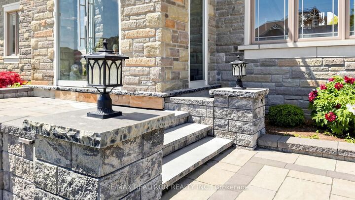 Property Photo: 28 Sam Davis Court ON L4A 4R4