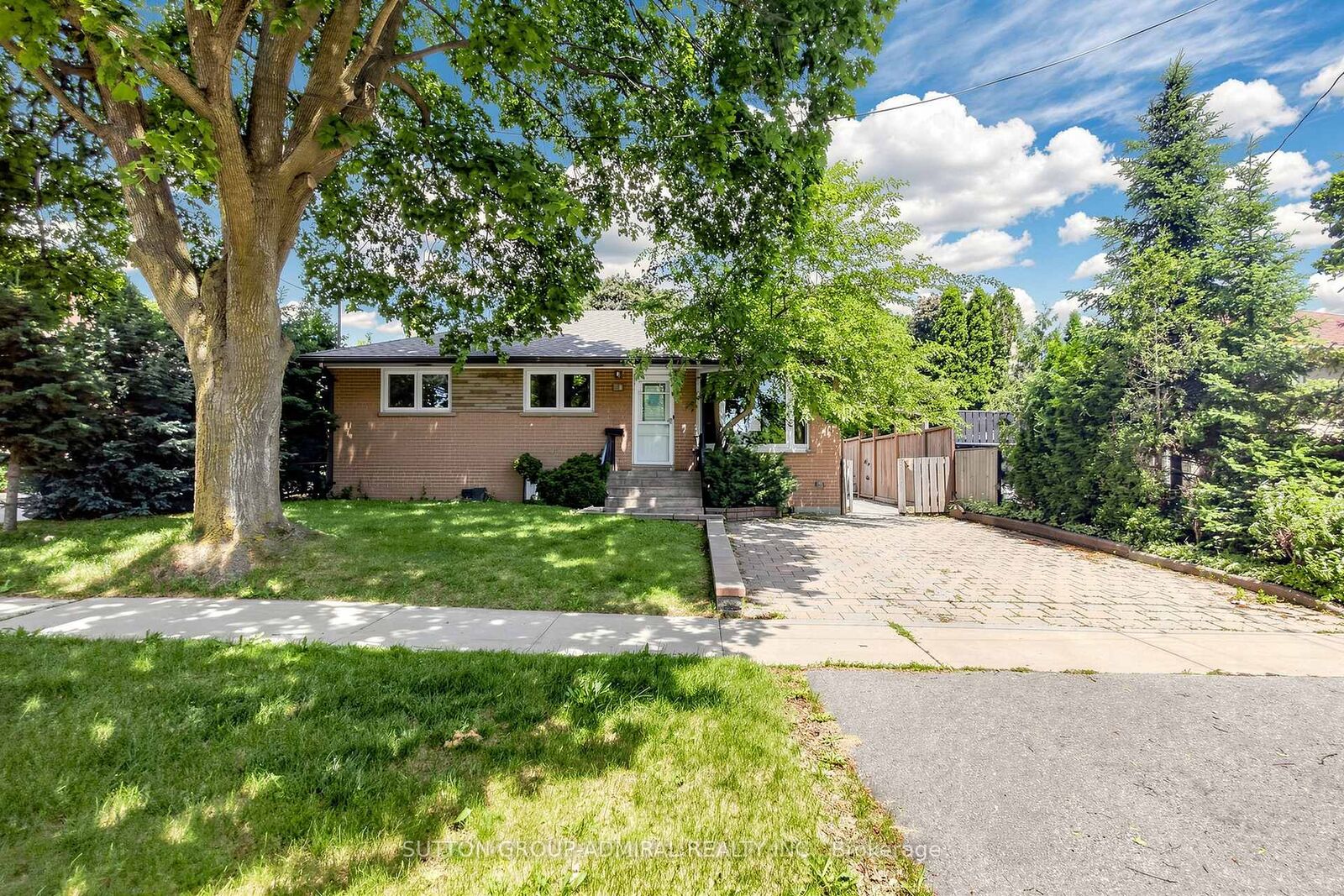 Property Photo:  34 Paragon Road  ON M9R 1J8 