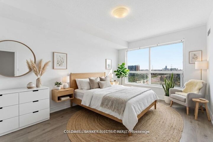 Property Photo: 2550 Lawrence Avenue E 815 ON M1P 4Z3