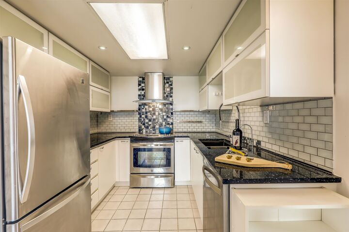 Property Photo: 10082 148 Street 808 BC V3R 0S3