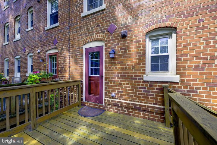Property Photo: 1403 E Abingdon Drive 2 VA 22314