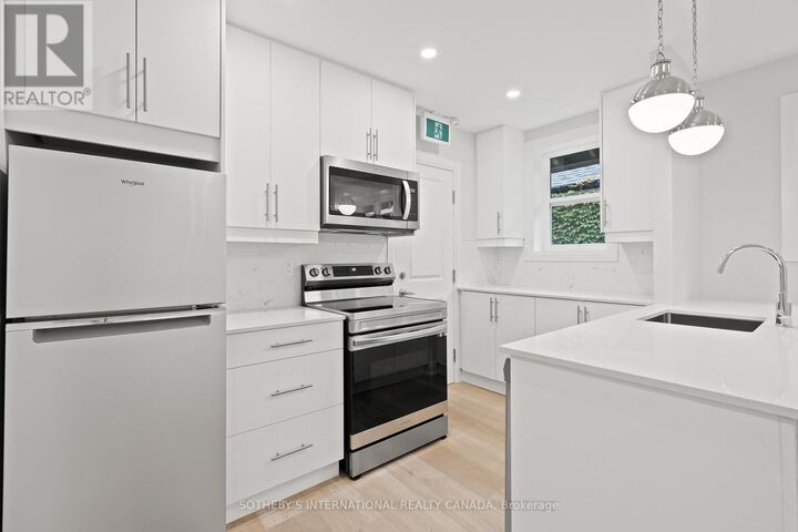 Property Photo:  30 Strathgowan Avenue Upper  ON M4N 1B9 