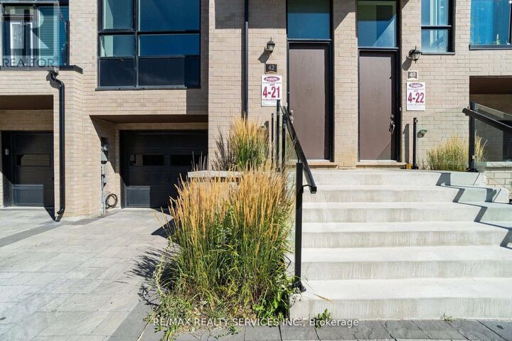 Property Photo:  42 Pony Farm Drive  ON M9R 0B3 