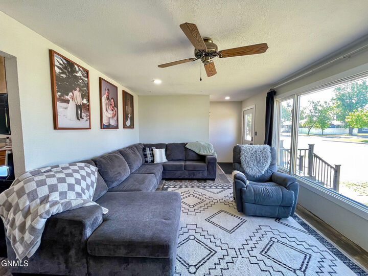Property Photo:  431 7th Avenue SE  ND 58784 