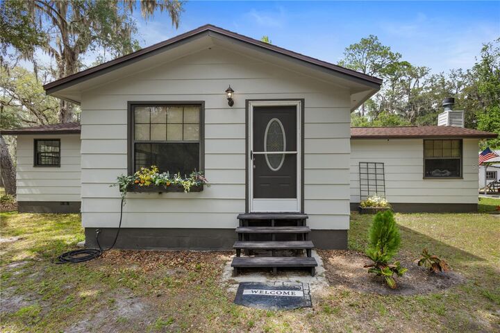 Property Photo: 11828 NE 7th Avenue FL 32641