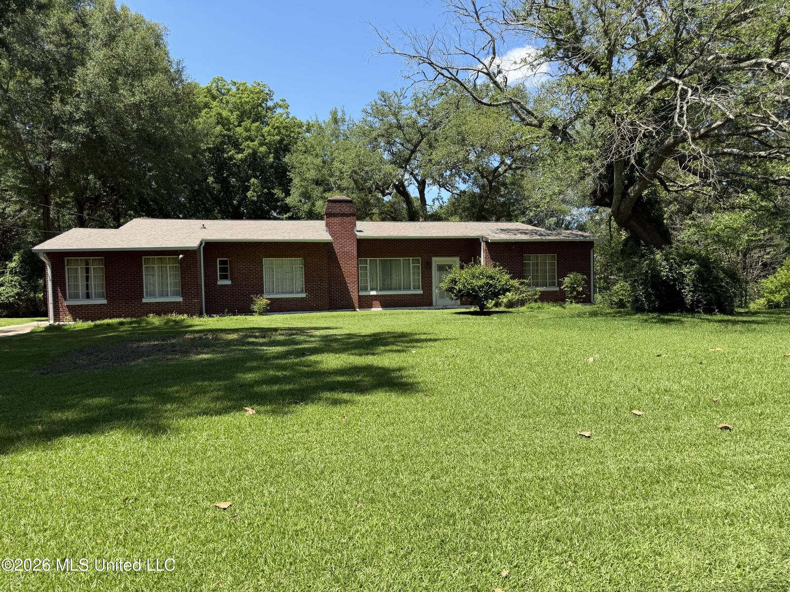 Property Photo:  822 Meadowbrook Road  MS 39206 