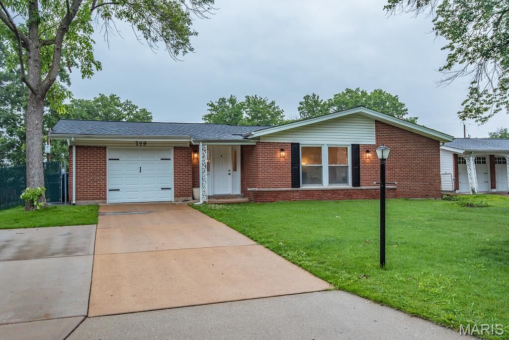 Property Photo: 729 Wingan Lane MO 63125