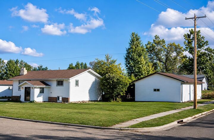 Property Photo: 317 2nd St SE ND 58784