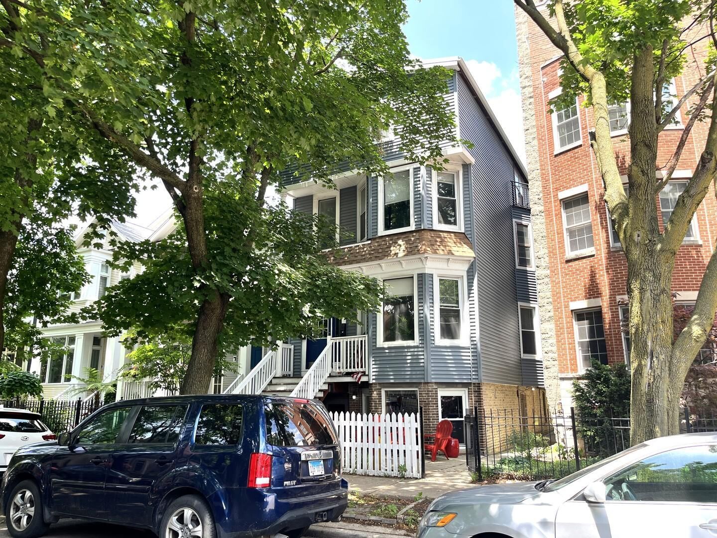 Property Photo:  1416 W Wolfram Street G  IL 60657 