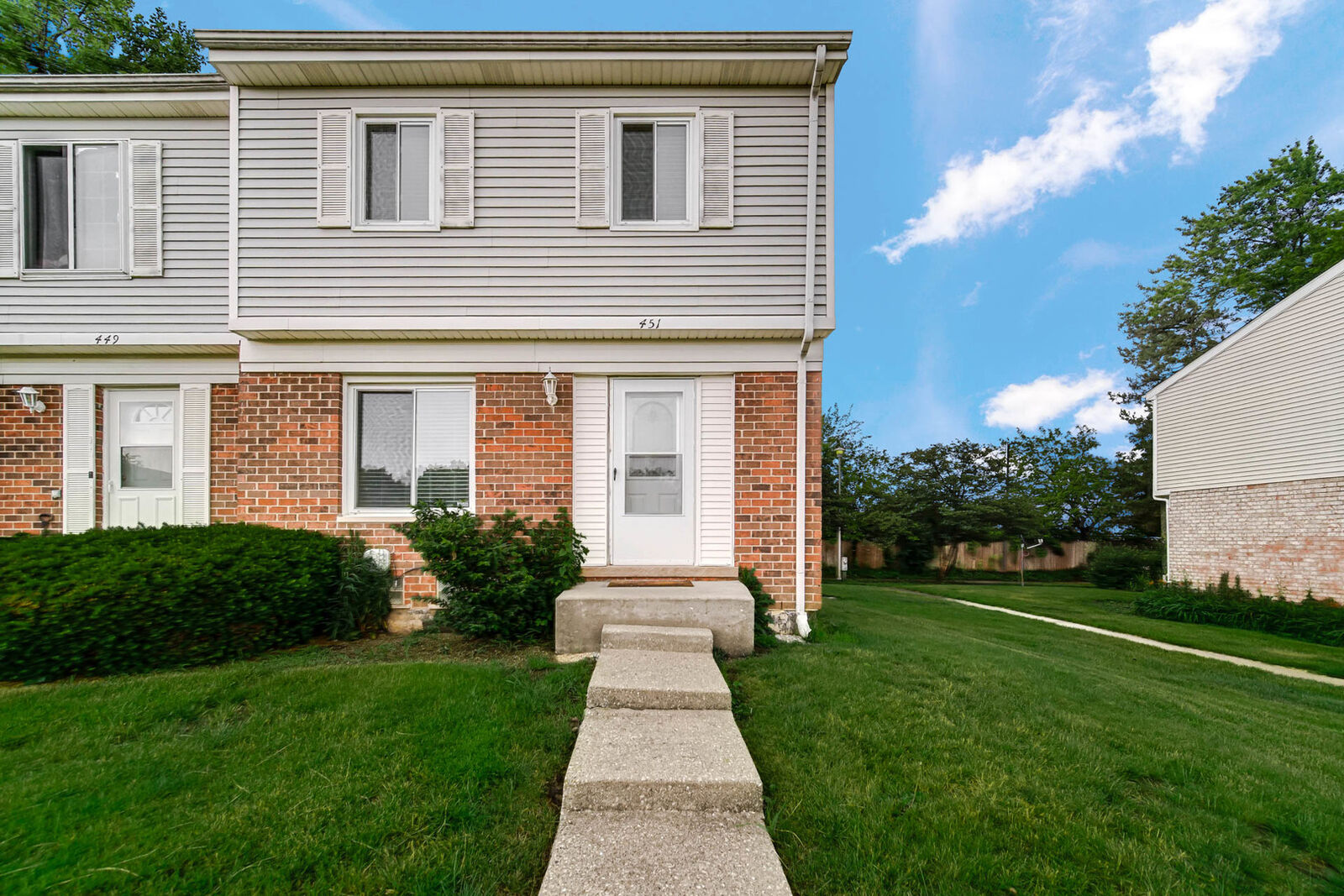 Property Photo:  451 Yorkshire Square 451  IL 60440 
