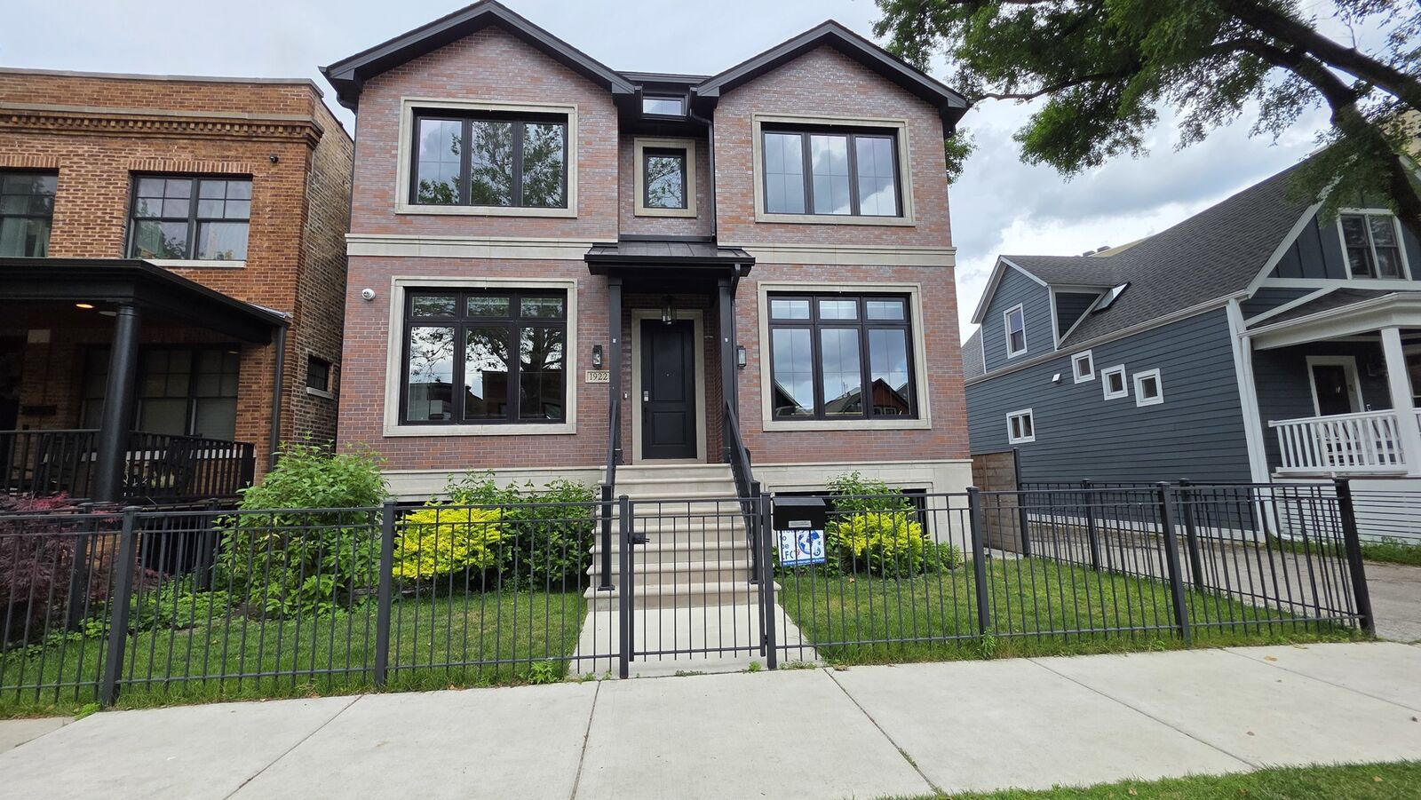 Property Photo: 1922 W Grace Street IL 60613