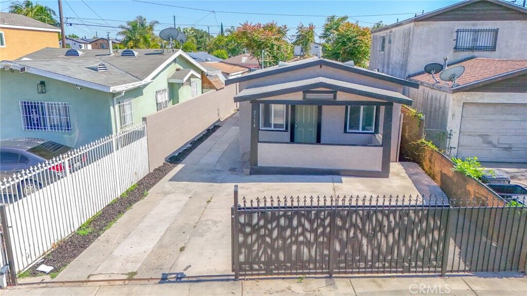Property Photo:  2114 E Knopf  CA 90222 