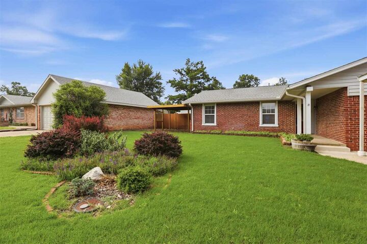 Property Photo: 807 W 15th St OK 74647