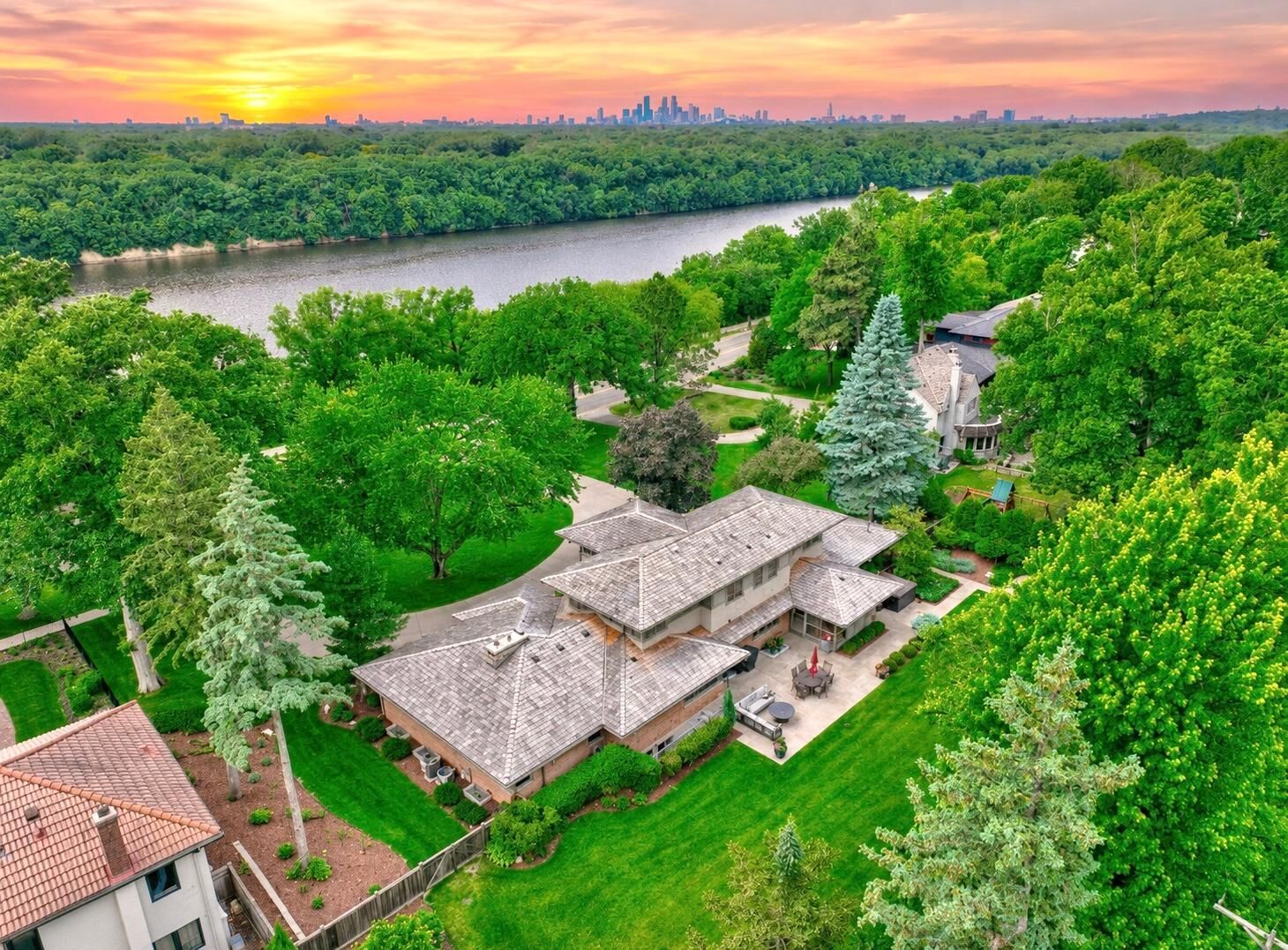 Property Photo:  450 Mississippi River Boulevard S  MN 55105 