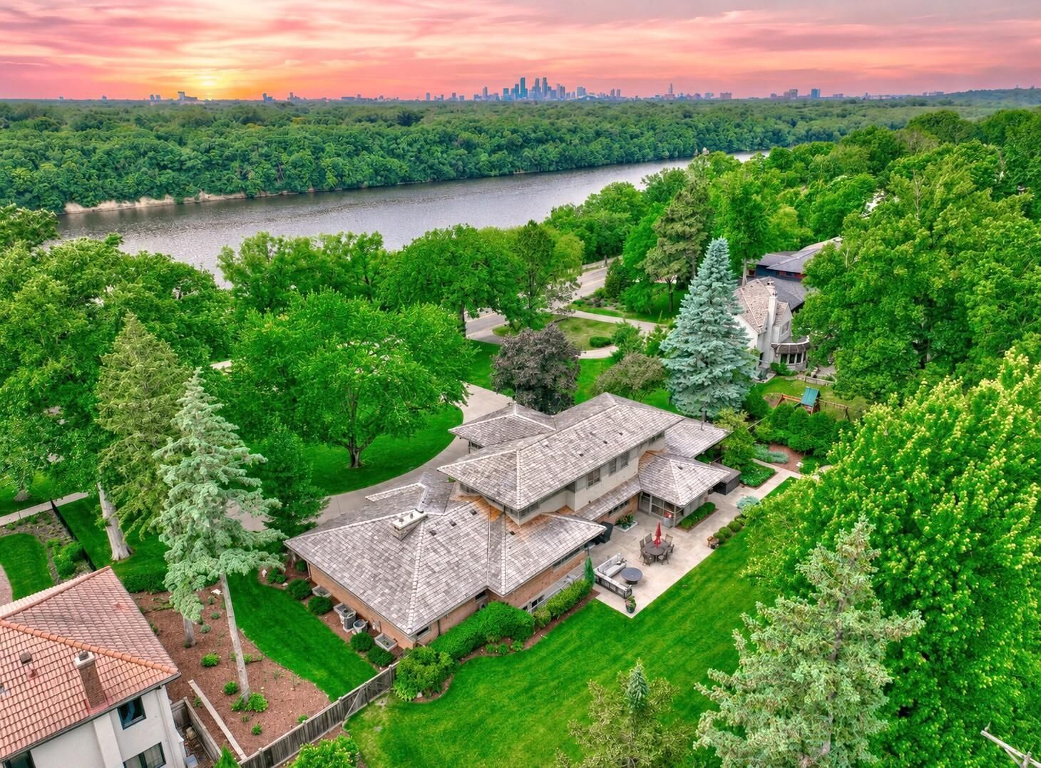 Property Photo: 450 Mississippi River Boulevard S MN 55105