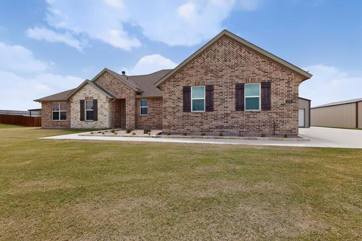 Property Photo: 2721 Burr Oak Road TX 75161