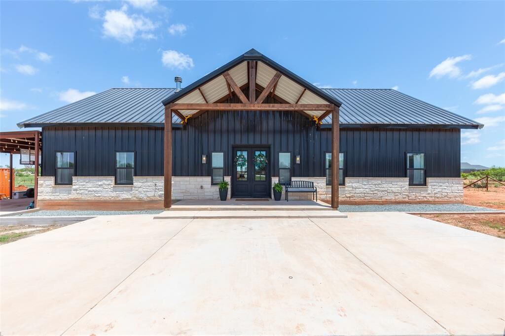 Property Photo: 1460 County Road 131 TX 79562