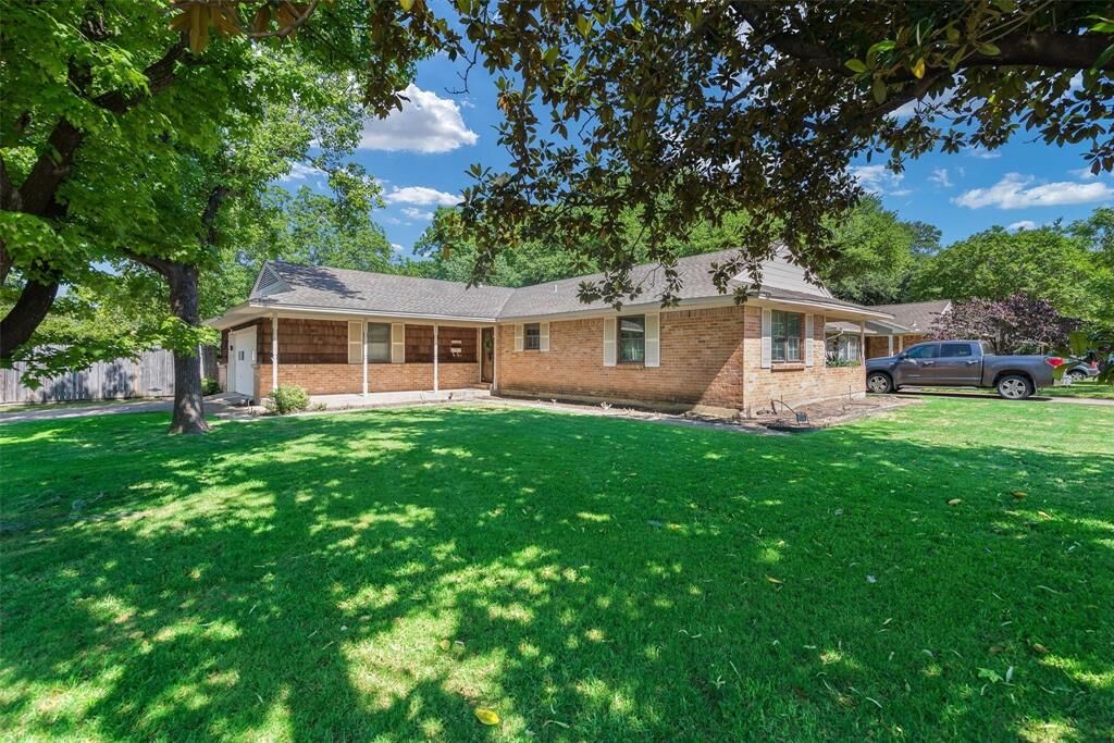 Property Photo: 7204 Bucknell Drive TX 75214