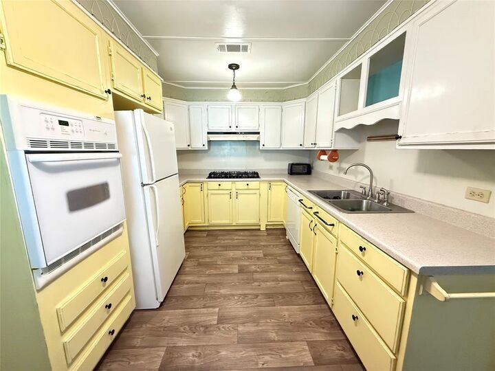 Property Photo:  619 E 12th Street  TX 75418 