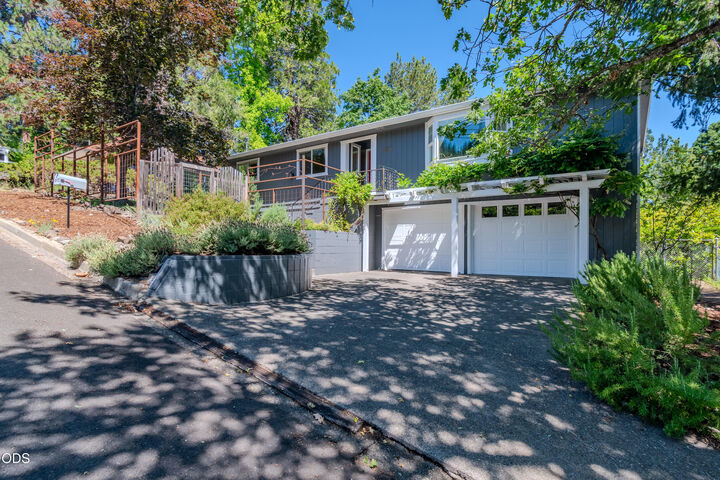 Property Photo:  615 Ashland Street  OR 97520 