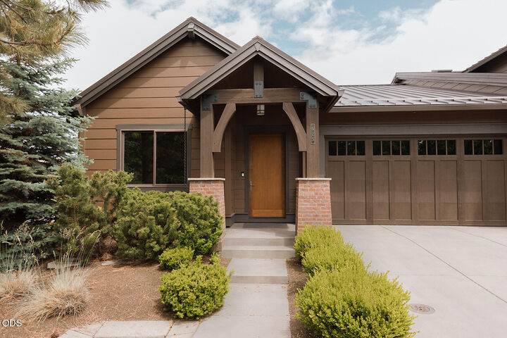 Property Photo: 925 SW Theater Drive OR 97702