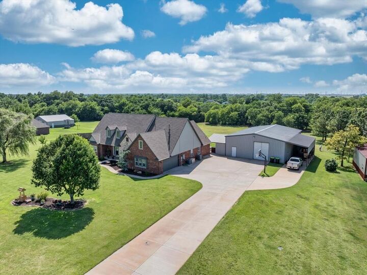 Property Photo: 8277 Rockcliff Way OK 73078