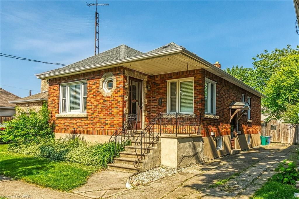 Property Photo:  70 Concord Avenue  ON L2M 5N8 