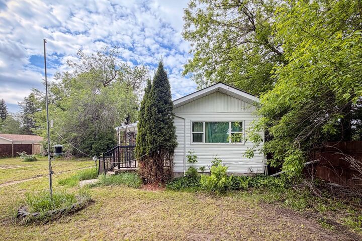 Property Photo: 121 Alberta Street AB T0B 2M0