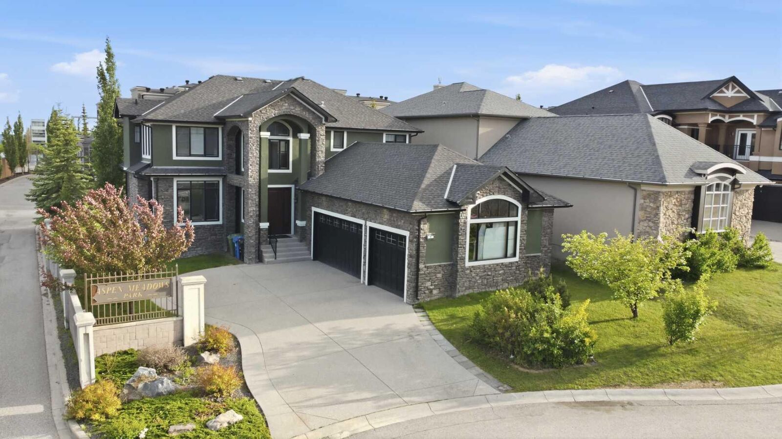 Property Photo: 5 Aspen Meadows Park SW AB T3H 5Z7
