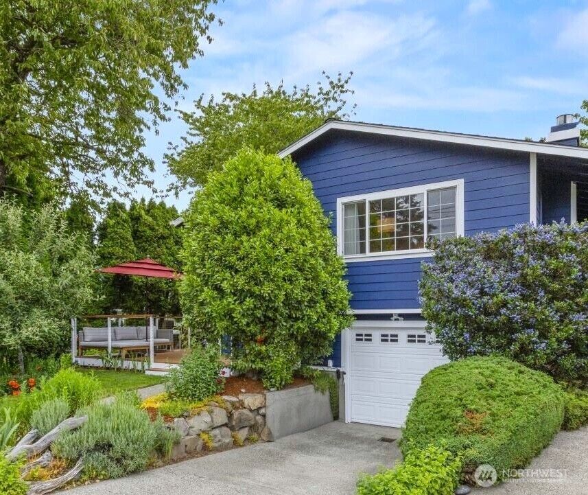 Property Photo:  3238  Walnut Avenue SW  WA 98116 