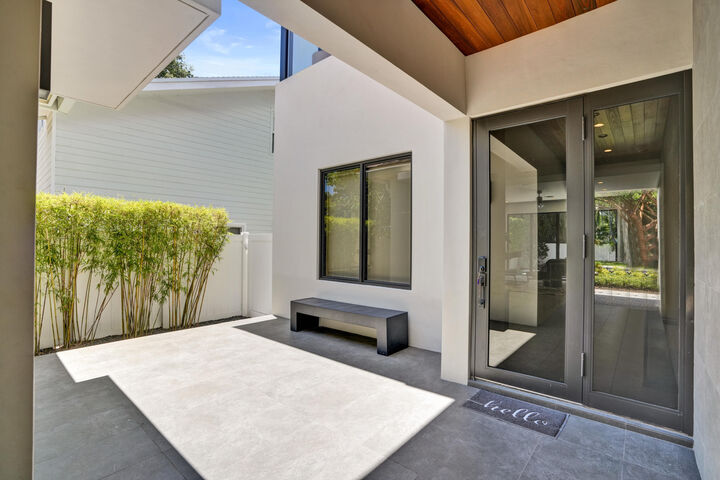 Property Photo:  918 SE 8th Street  FL 33316 