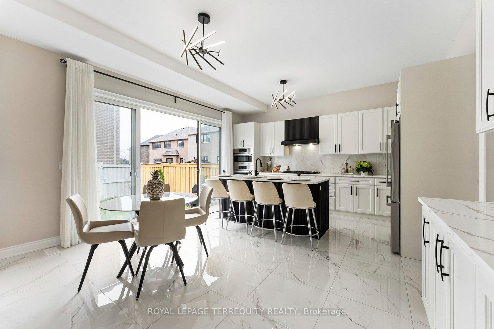 Property Photo: 7 Ballanview Court ON L4A 4W9