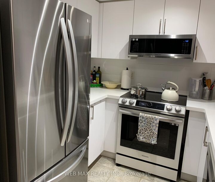 Property Photo: 22 Olive Avenue 305 ON M2N 7G6