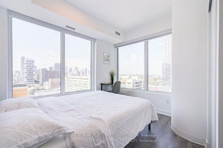 Property Photo: 252 Church Street 2906 ON M5B 0E6