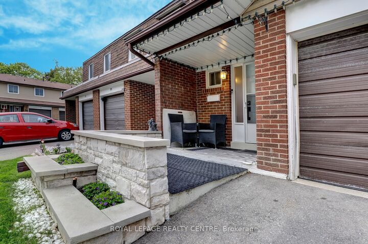 Property Photo: 3025 Cedarglen Gate 60 ON L5C 2V7